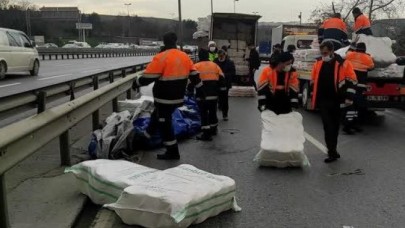 Küçükçekmecede kamyondan düşen yük trafiği etkiledi