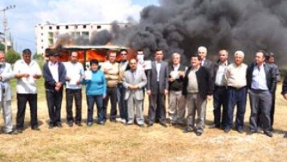 Minibüsçülerden minibüs yakma eylemi