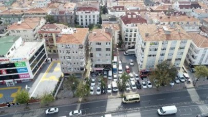 Avcılarda 27 yıldır eğik duran korku binası yıkıldı