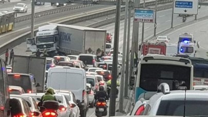 Avcılar E-5te korkunç kaza: Trafik durdu!