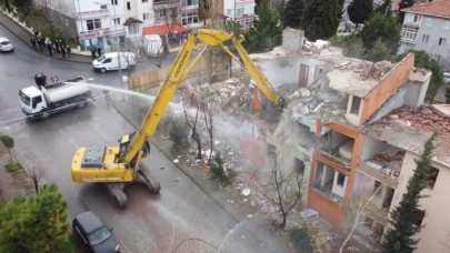 Depremde hasar gören 9 bina yıkıldı