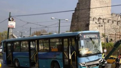Halk otobüsü direğe çarptı: 1 ölü