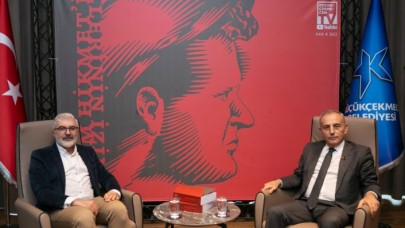 KÜÇÜKÇEKMECE BELEDİYESİ’NDEN NÂZIM’A ARMAĞANI OLAN “ELLERİNİN İZİNDE” KİTABI