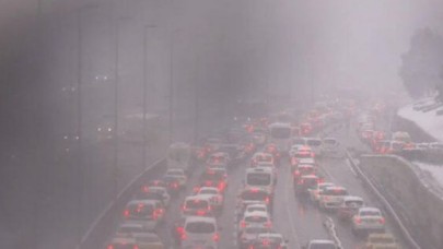 İstanbulda trafik durma noktasında! Kar şiddetini artırdı, AKOMdan uyarı geldi