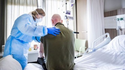 Sağlık çalışanlarına getirilen izin ve emeklilik kısıtlaması kaldırıldı