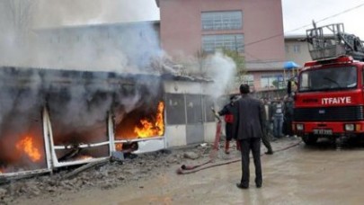 Büfesini ateşe verdi