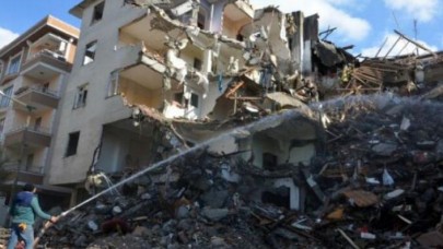 Avcılarda balkonları çöken bina 44 gün sonra yıkıldı