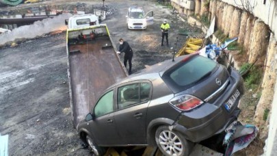 Küçükçekmecede otomobil metro şantiyesine düştü