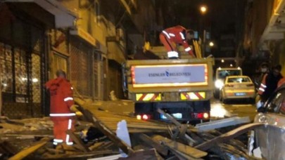 İstanbulda fırtına: Çatılar uçtu, ağaçlar devrildi