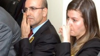 Bakan ağladı eşi dayanamadı