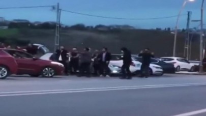 Beylikdüzünde yol kenarında maskesiz, mesafesiz halay