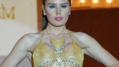 Altın büstiyerle göz kamaştırdı