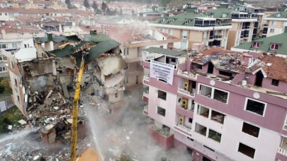 Büyükçekmece’de depremde hasar alan 3 bina yıkıldı