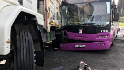 Küçükçekmecede otobüs ile kamyon birbirine girdi