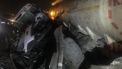 BÜYÜKÇEKMECEDE TANKER BARİYERLERE ÇARPTI: 1 YARALI