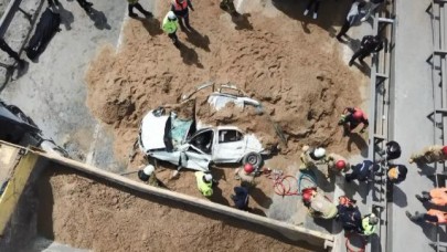 TEM Otoyolunda hafriyat kamyonu otomobilin üzerine devrildi: 1 ölü