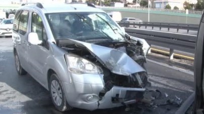 Beylikdüzü E-5te iki araç çarpıştı: 2 yaralı