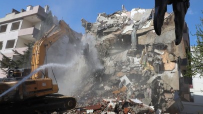 Büyükçekmece’de risk taşıyan 2 bina yıkıldı