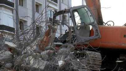 AVCILARDA YIKIM SIRASINDA BETON BLOK İŞ MAKİNESİNİN ÜZERİNE DEVRİLDİ