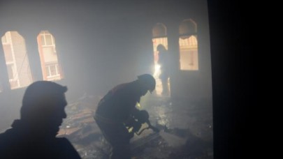 BOŞ BİNADA ISINMAK İÇİN ATEŞ YAKAN EVSİZLER, PARKELERİ TUTUŞTURDU