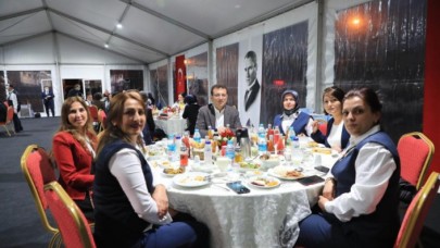 Ekrem İmamoğlu, İETTnin kadın şoför ile iftarda buluştu