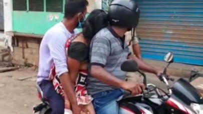 Yürek burkan görüntü! Koronavirüsten ölen annelerini motosiklette taşıdılar