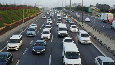 Tam kapanma göçü sürüyor! İstanbul çıkışlarında trafik yoğunluğu