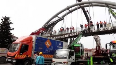 Büyükçekmecede yıkılma riski taşıyan üst geçit kaldırıldı