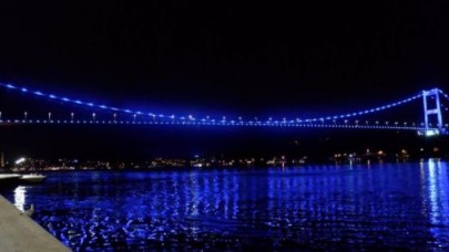 İstanbulda köprüler maviye büründü