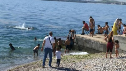 KORONAVİRÜSÜ UNUTTULAR, BEYLİKDÜZÜNDE DENİZE GİRDİLER