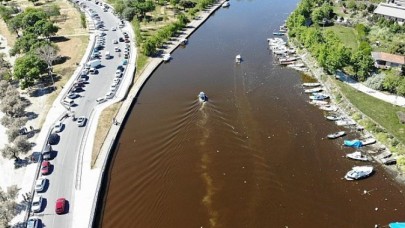 Menekşe deresi kırmızı renge büründü