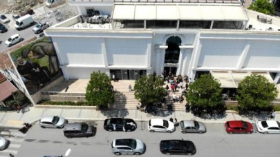 Evlendirme dairesinin önünde nikah tarihi kuyruğu