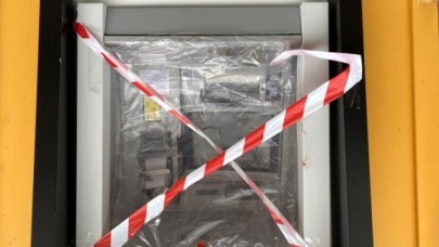 Kartı sıkışınca ATMyi taşladı