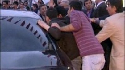 Gürsel Tekin'in aracı tekmelendi