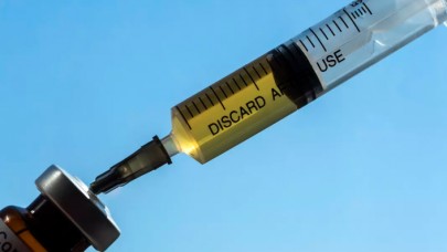 Babasına eşlik eden 9 yaşındaki çocuğa aşı yapan doktor kovuldu