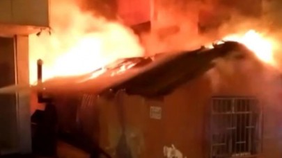 Küçükçekmecede tek katlı baraka alev alev yandı