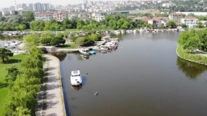 Küçükçekmece Menekşe Deresi kırmızıya büründü