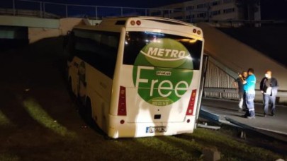 E-5te yoldan çıkan midibüs bariyerlere çarptı: 4 Yaralı