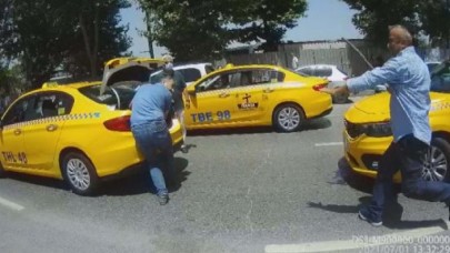 İstanbulda taksicilerin sopalı kavgası: Birbirlerine girdiler!
