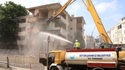 Büyükçekmecede deprem riski taşıyan hasarlı 5 bina yıkıldı