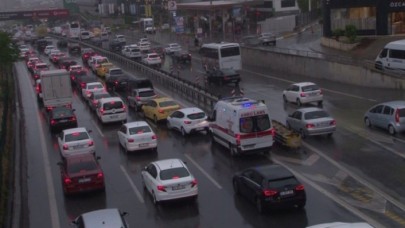 İstanbulda sağanak! Trafik yoğunluğu yüzde 67ye ulaştı