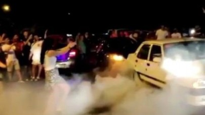 Eğlence için yolu kapatıp lastik yaktılar