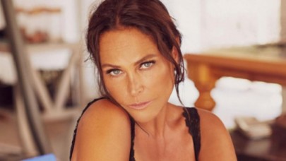 Hülya Avşar ipli bikiniyle sosyal medyayı salladı