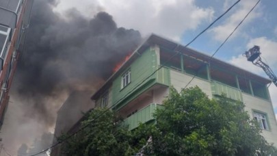 Avcılarda binanın çatısı alevlere teslim oldu: 5 kişi dumandan etkilendi