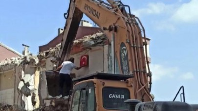 AVCILARDAKİ YIKIMDA BAYRAK HASSASİYETİ