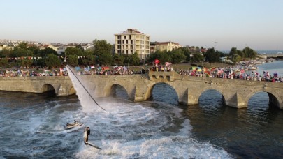 Büyükçekmece festivali renkli ve görkemli şovlarla kapılarını açtı