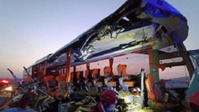 TIR, otobüsle çarpıştı: Çok sayıda ölü ve yaralı!