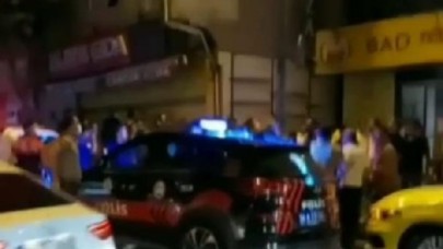 KÜÇÜKÇEKMECEDE TERS YÖNDE GİDİP, 5 OTOMOBİLE ÇARPTI