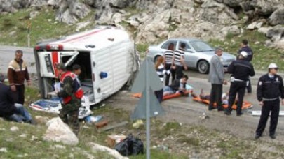 Ambulans kaza yaptı: 1 ölü 6 yaralı