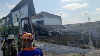 İstanbulda sanayi sitesinde bina çöktü